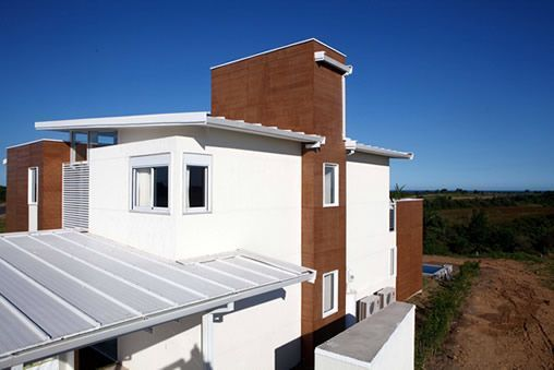 Cobertura residencial em telha metálica branca