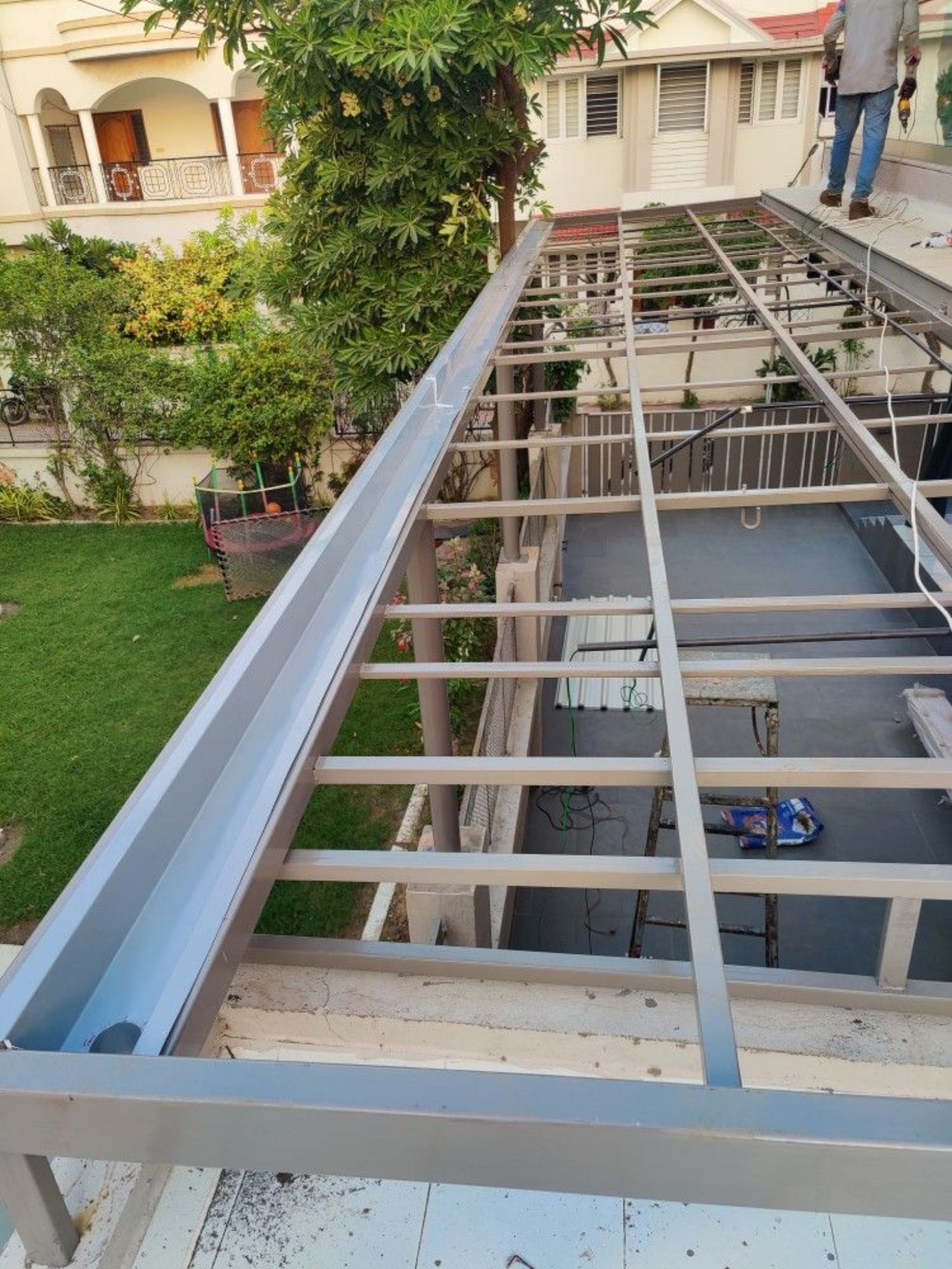 Estrutura metálica em montagem para nova cobertura