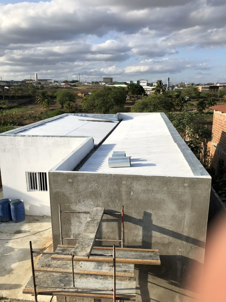 Cobertura branca em área externa com acabamento lateral