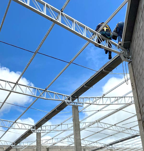 Estrutura metálica industrial em montagem